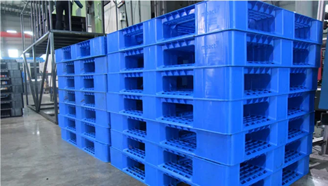 Plastic containers and packaging products made with automation systems